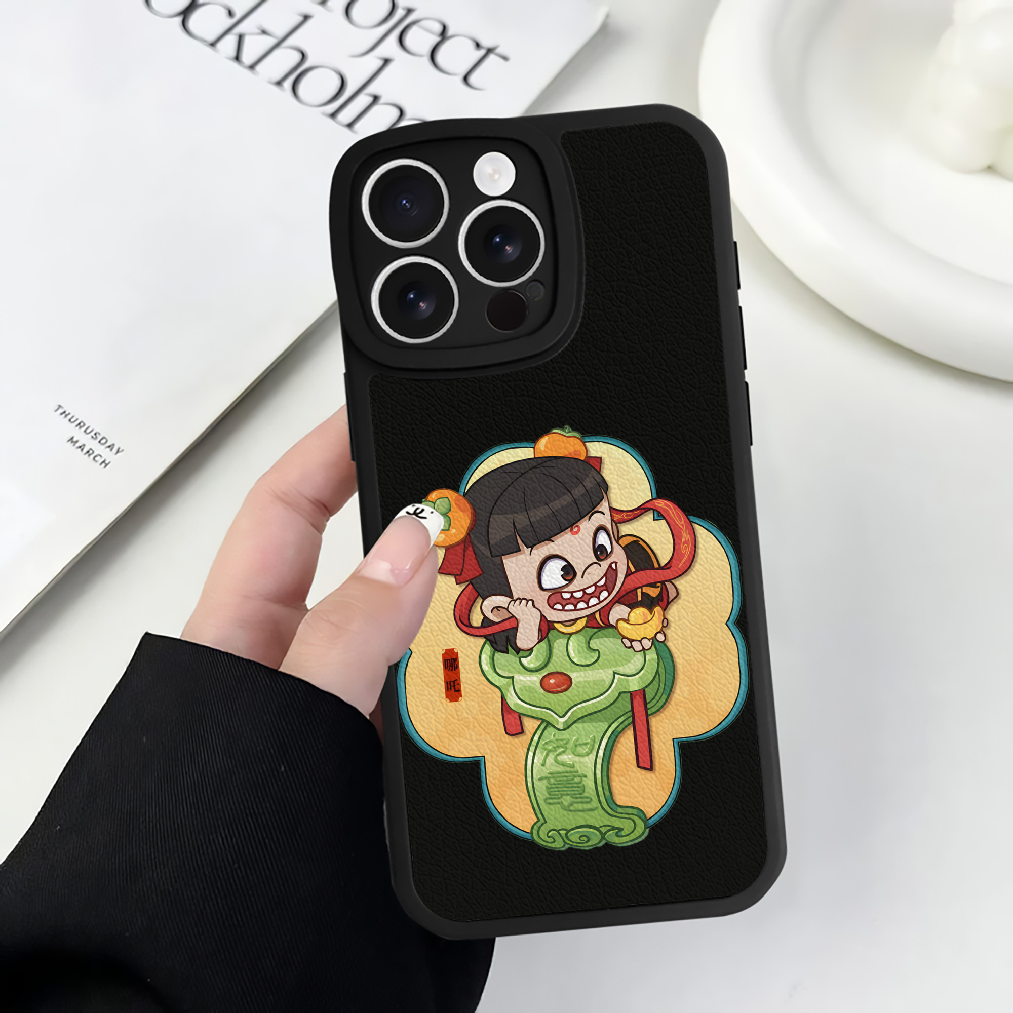 （画像用） Ne Zha 2 ナタ 魔童の大暴れ 【iPhone 16シリーズ対応】シリコンスマホケース（レザー調） 材質：シリコン